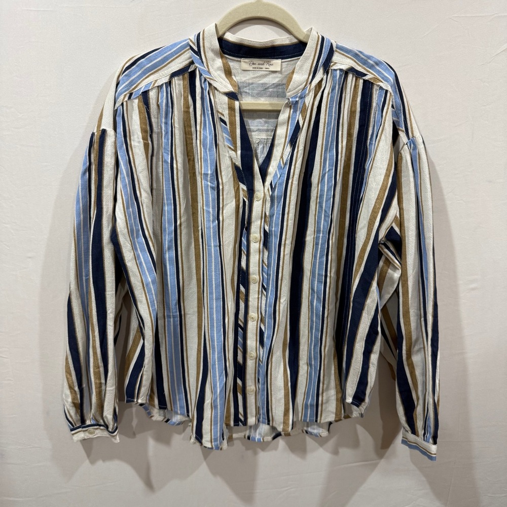 Doe and Rae Blue Tan Striped Button Down Blouse Small Relaxed Fit Long Sleeve